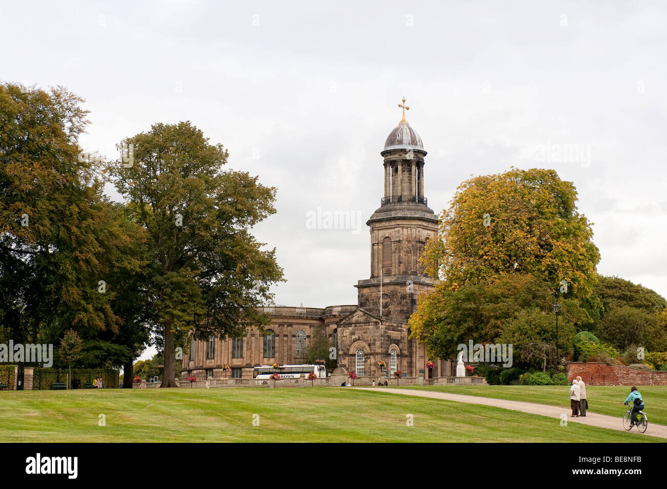 St Chads chiesa in Shewsbury visto dalla riva del fiume Severn Foto Stock