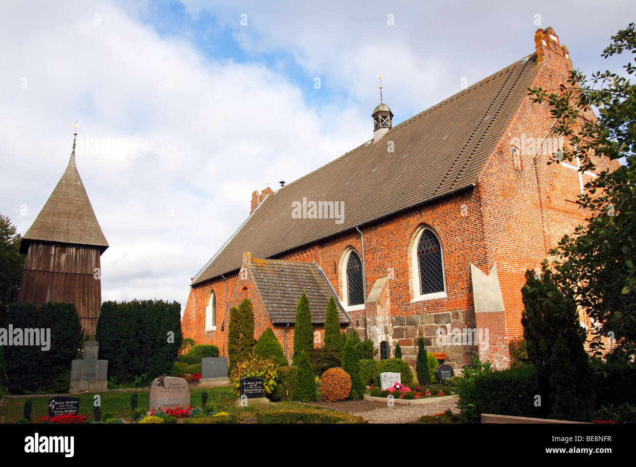 Centro storico la chiesa di San Pietro in Landkirchen con un campanile separato, vista posteriore, Fehmarn Island, Ostholstein distretto, Schlesw Foto Stock