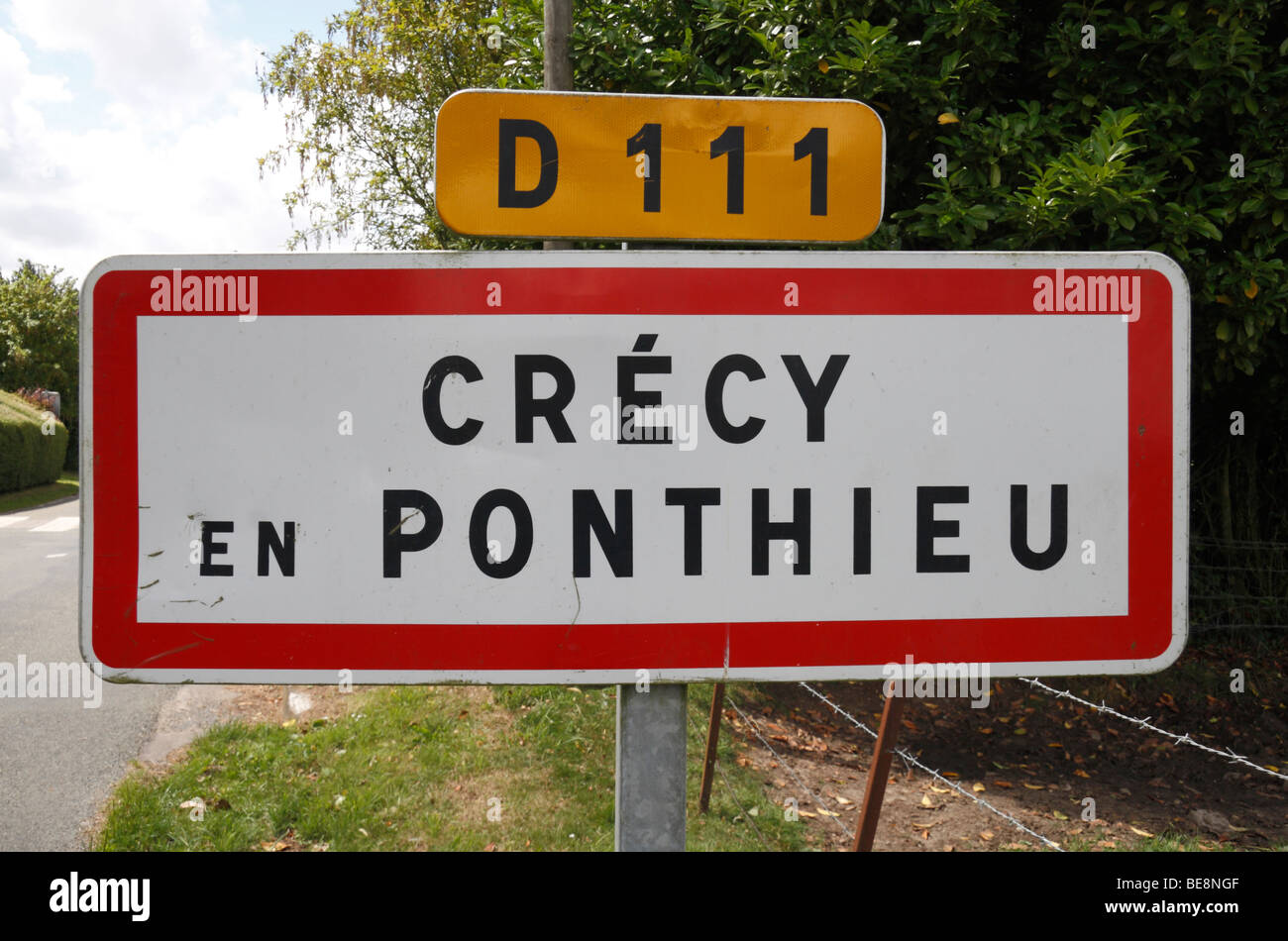 Cartello stradale che conduce a crecy en ponthieu, Somme, Francia. Nel 1346, la battaglia di Crecy ha avuto luogo al di fuori di theis village. Foto Stock