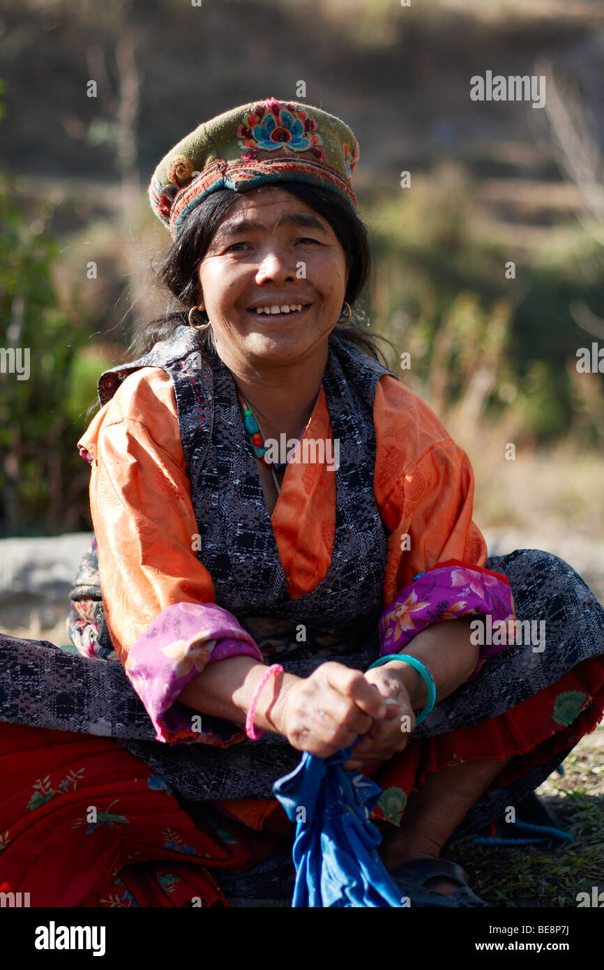 Un Tamang donna lava vestiti in un fiume nella regione di Langtang del Nepal Foto Stock