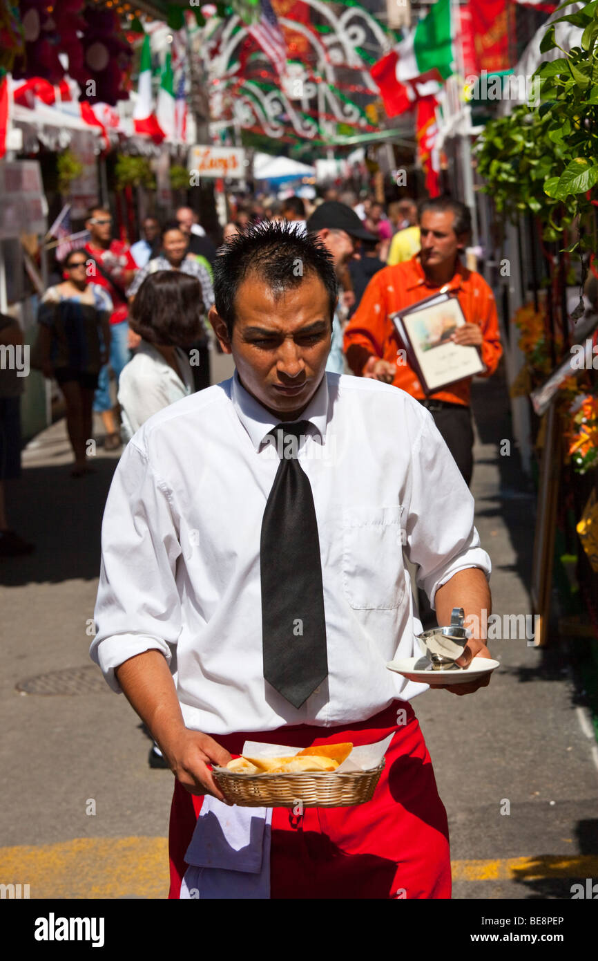Cameriere a festa di San Gennaro Festival di Little Italy a New York City Foto Stock