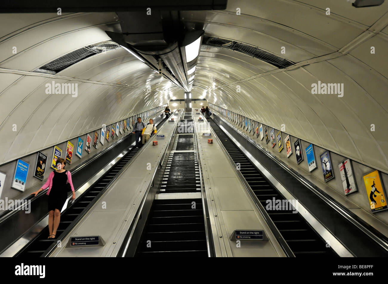 Escalator per la metropolitana, Hyde Park Corner, stazione di tubo, London, England, Regno Unito, Europa Foto Stock