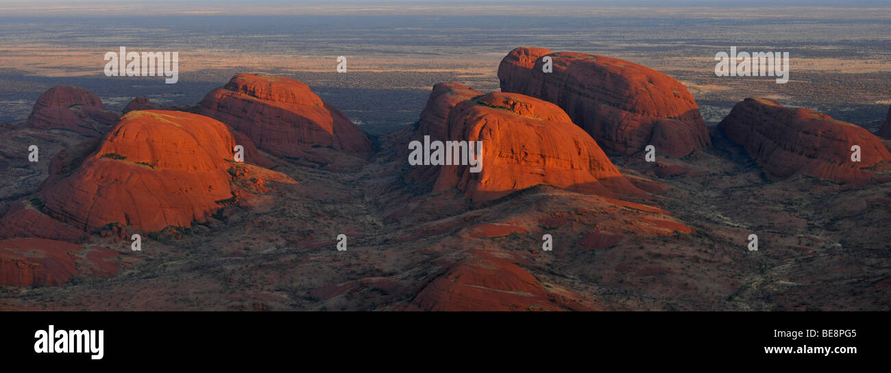 Panorama, vista aerea dell'Olgas al tramonto, Uluru-Kata Tjuta National Park, il Territorio del Nord, l'Australia Foto Stock