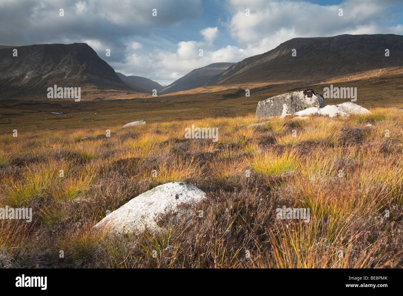 Glen Dee con Ben MacDui in background, Highlands scozzesi, Regno Unito Foto Stock