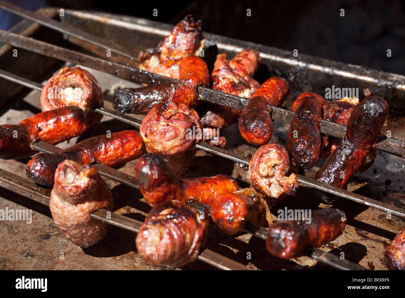 Salsicce alla griglia e Bracciole durante la festa di San Gennaro Festival di Little Italy a New York City Foto Stock