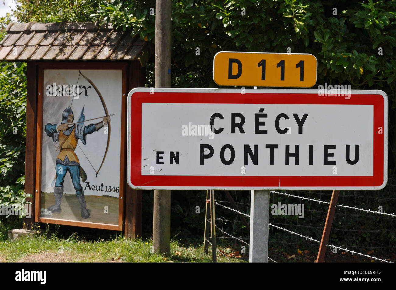 Cartello stradale che conduce a crecy en ponthieu, Somme, Francia con un segno che indica la battaglia di Crecy, 1346. Foto Stock