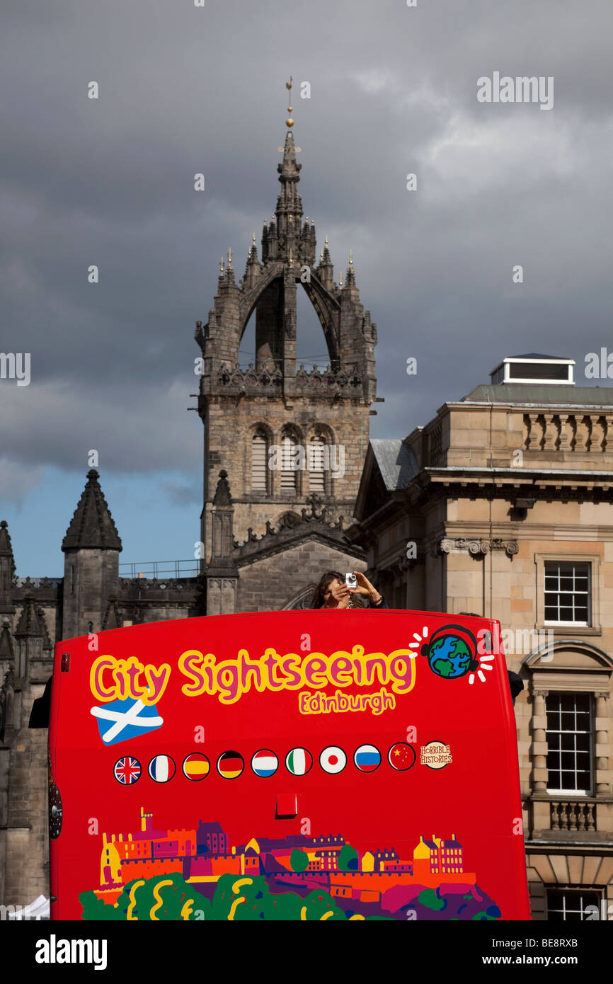 Turistica prendendo fotografia da sighteeing tour bus, Edimburgo in Scozia Foto Stock