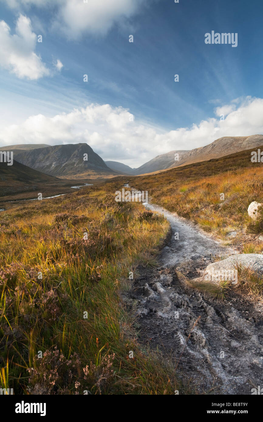 Il sentiero conduce attraverso Glen Dee con Ben MacDui in background, Highlands scozzesi, Regno Unito Foto Stock