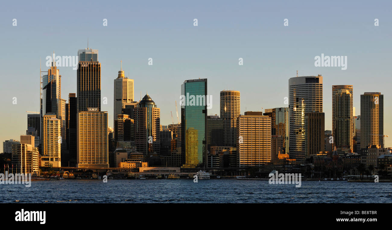 Vista della baia di Sydney, Circular Quay, porta skyline di Sydney, il quartiere centrale degli affari di Sydney, Nuovo Galles del Sud, Australia Foto Stock