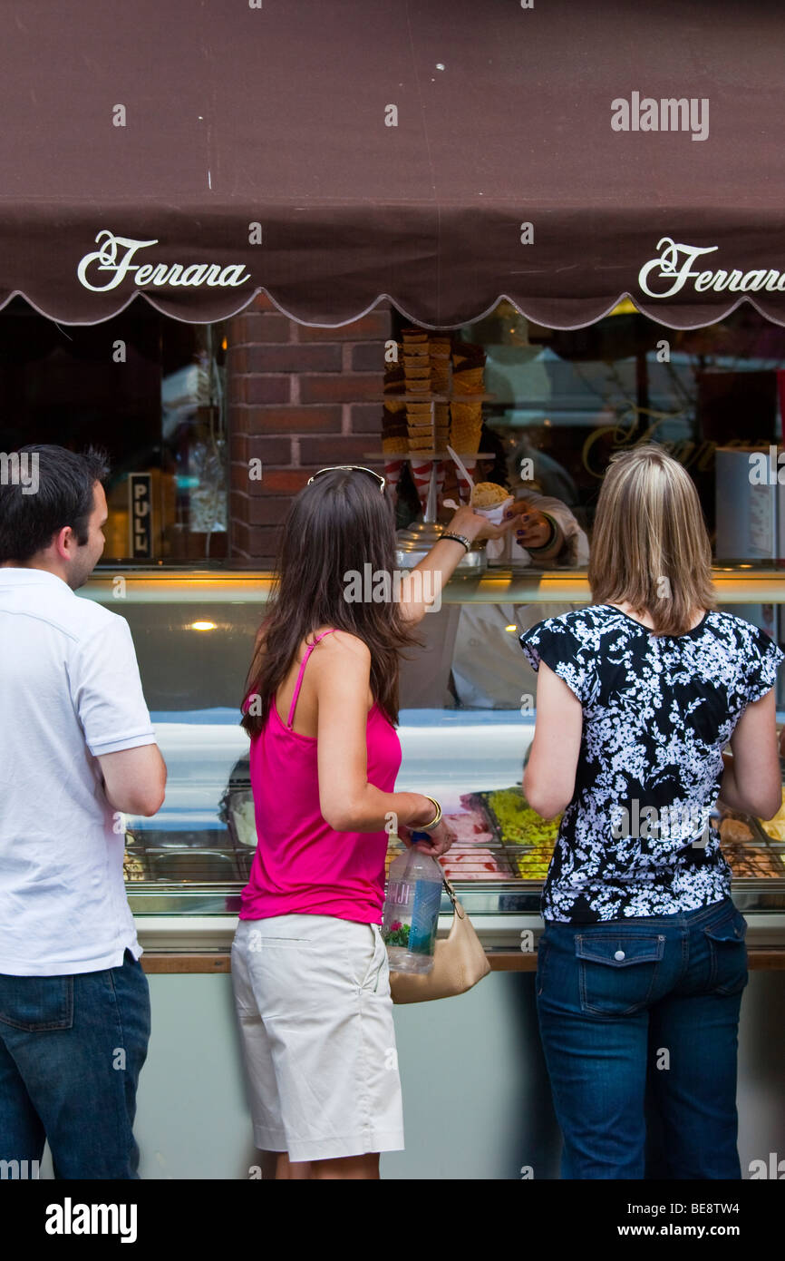 Gelato al di fuori Ferrara Pasticceria in Little Italy a New York City Foto Stock