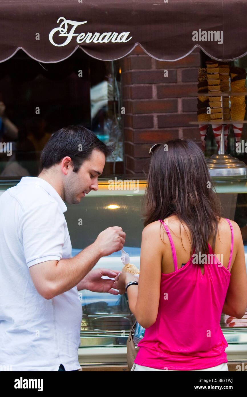 Gelato al di fuori Ferrara Pasticceria in Little Italy a New York City Foto Stock