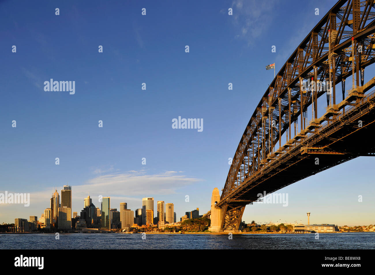 Sydney Opera House e il Sydney Harbour Bridge, il quartiere centrale degli affari, dal porto all'alba, Sydney, Nuovo Galles del Sud, Australia Foto Stock