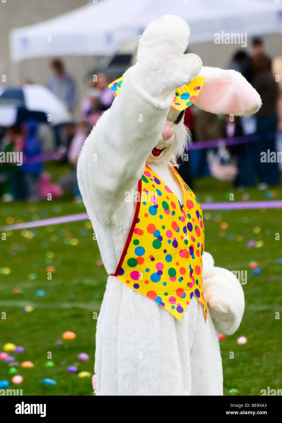 Un colorato costume coniglietto di pasqua onde per la folla prima dell'uovo  di pasqua caccia inizia Foto stock - Alamy