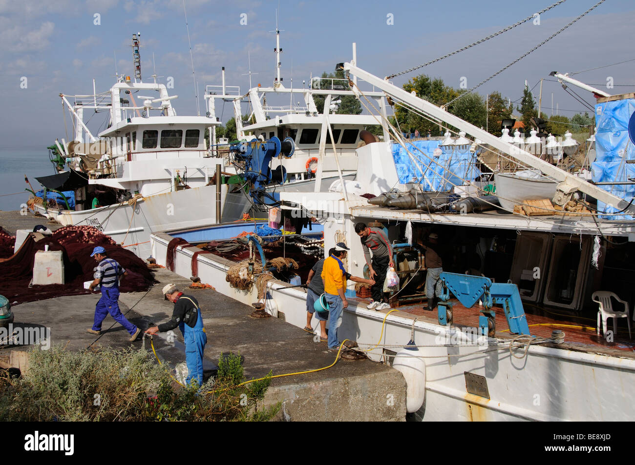 Commerciale barche da pesca a Nea Potidea Grecia settentrionale Foto Stock