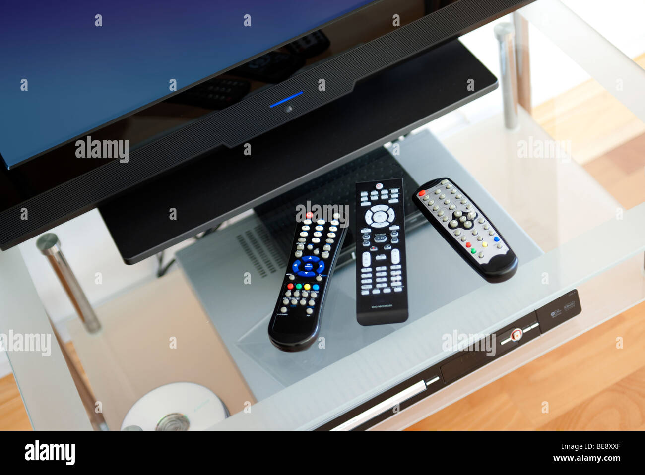 TV con i comandi remoti Foto Stock