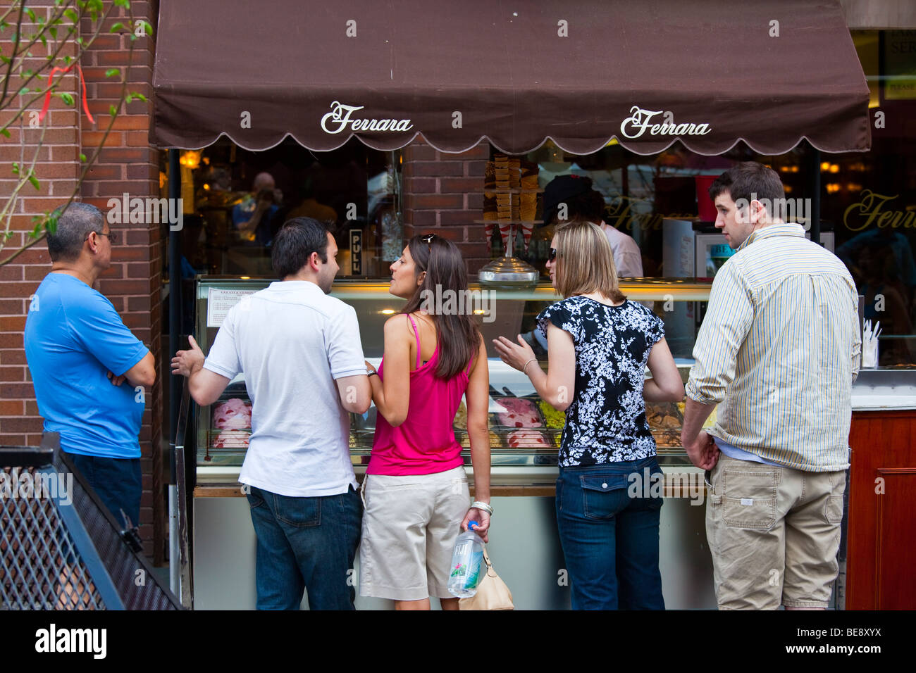 Gelato al di fuori Ferrara Pasticceria in Little Italy a New York City Foto Stock