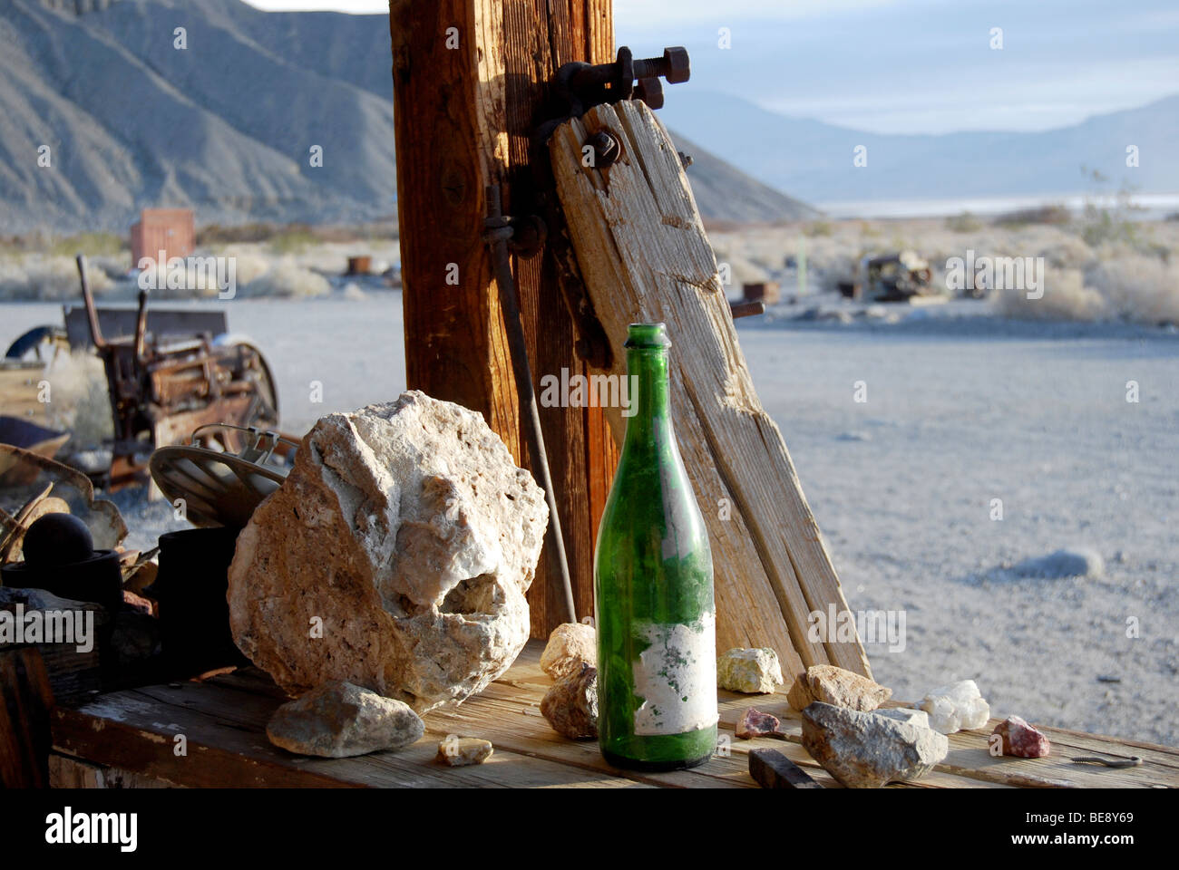 Vecchia bottiglia di champagne in attesa della prossima traveler sulla loro ricerca della terra promessa nella loro ricerca per oro Foto Stock