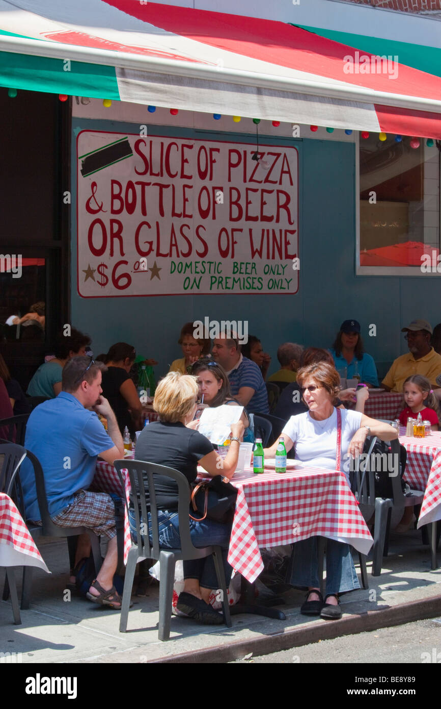 Posti a sedere esterni in un ristorante italiano a Little Italy a New York City Foto Stock
