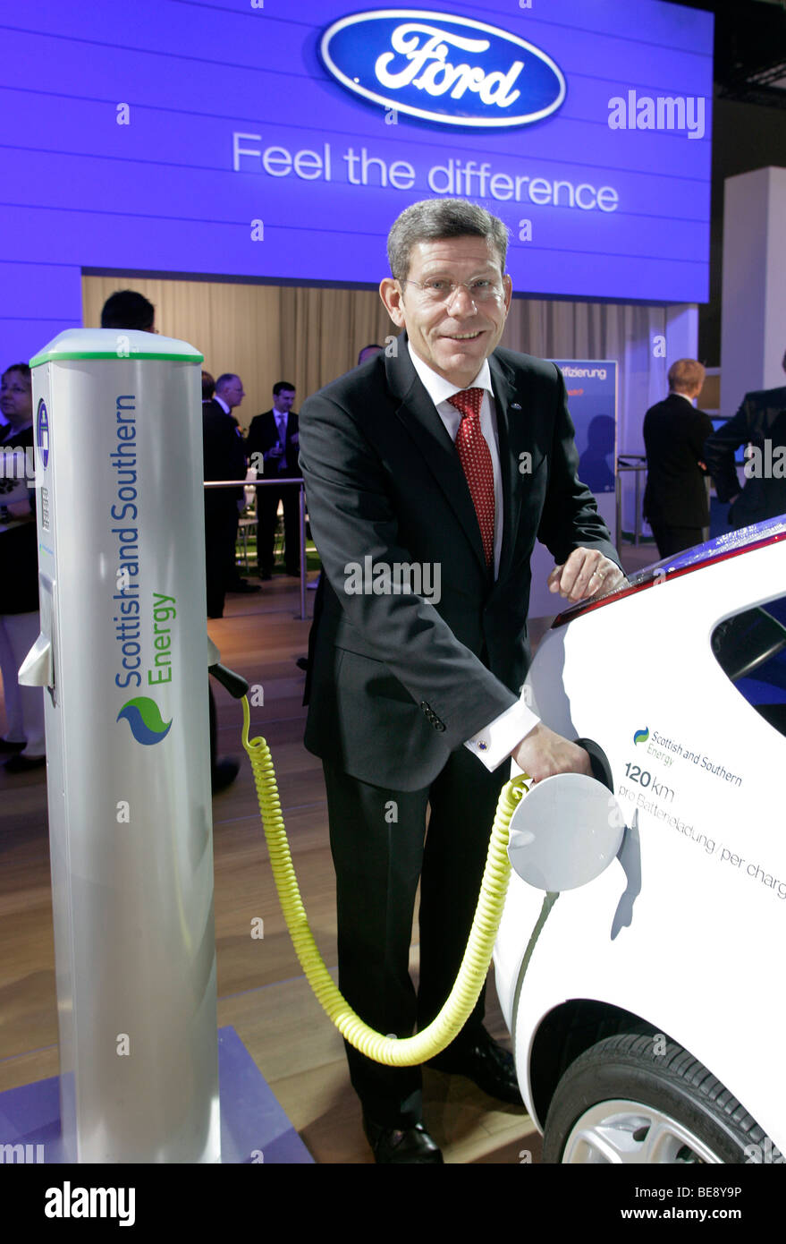 Metalline di Bernhard (Presidente Ford Germania) caricamento di una Ford Focus BEV auto elettrica con potenza Foto Stock