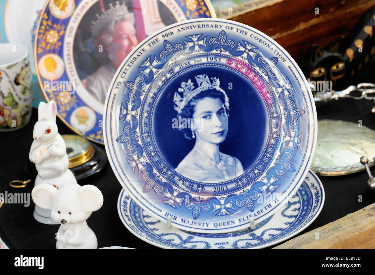 Dettaglio, piastra Maestà la Regina Elisabetta II, il Mercato di Portobello Road a Londra, Inghilterra, Regno Unito, Europa Foto Stock