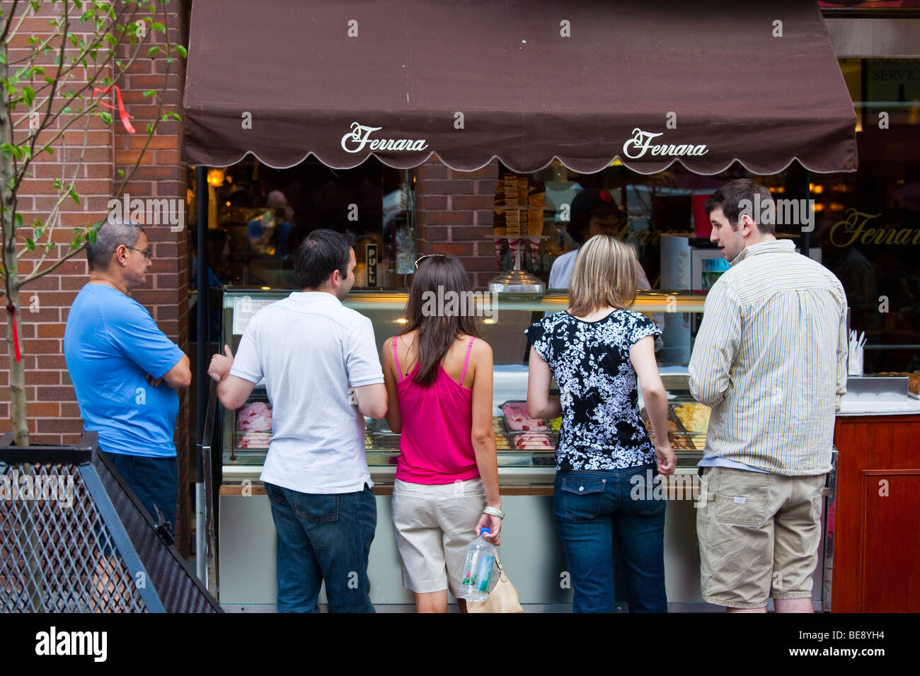 Gelato al di fuori Ferrara Pasticceria in Little Italy a New York City Foto Stock