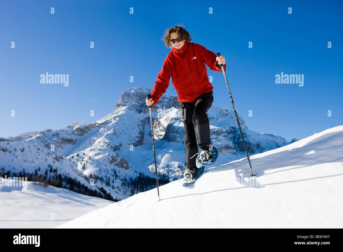 Donna con le racchette da neve, nel retro della Hohe Gaisl montagna, Plaetzwiese altopiano, Dolomiti, Alto Adige, Italia, Europa Foto Stock