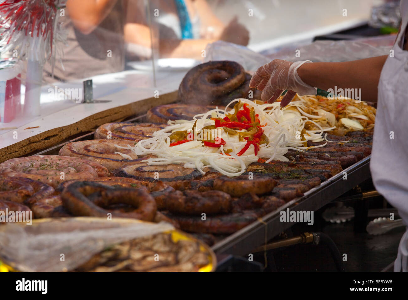 Speziato salame per la festa di San Gennaro Festival di Little Italy a New York City Foto Stock