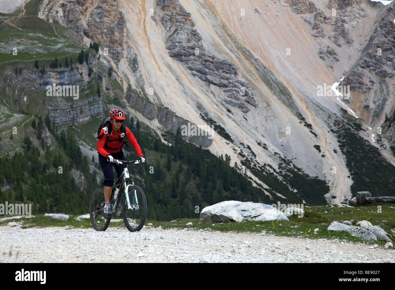 Mountain bike sul Passo del Limo nel Parco Naturale Fanes-Sennes-Prags, Trentino, Alto Adige, Italia, Europa Foto Stock