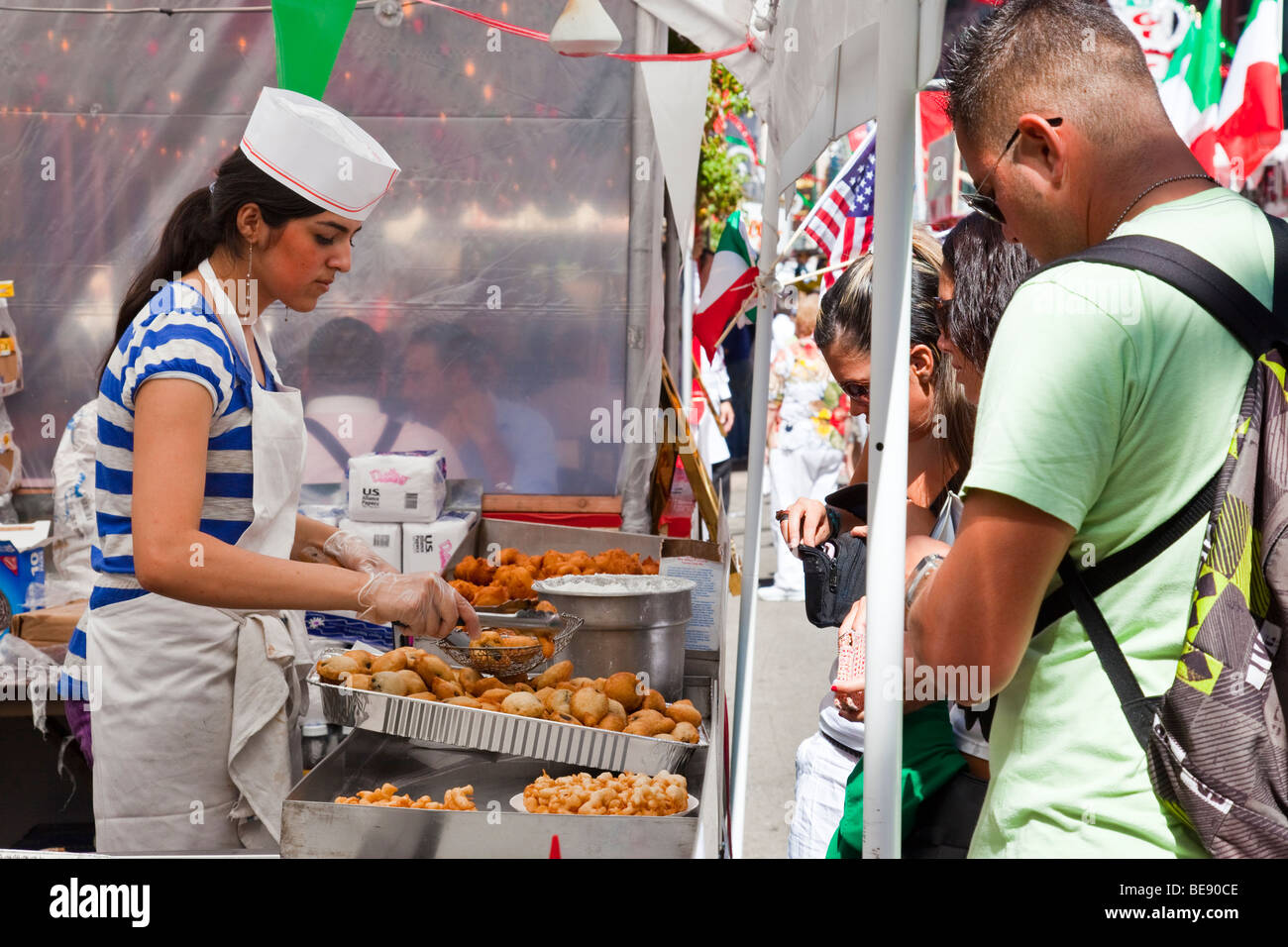 Dolce fritto produttore presso festa di San Gennaro Festival di Little Italy a New York City Foto Stock