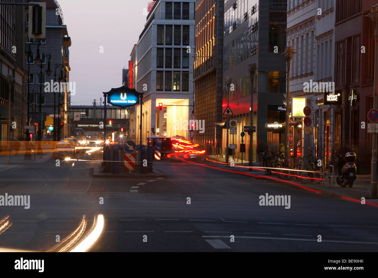 La nuova area dello shopping della capitale, con l'ingresso della stazione metropolitana di Franzoesische Strasse, Friedrichstrasse, Ber Foto Stock