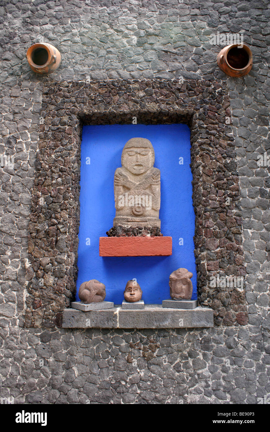 Pre colombiana sculture presso il Museo Frida Kahlo, noto anche come la Casa Azul, o casa blu, Coyoacan, Città del Messico Foto Stock