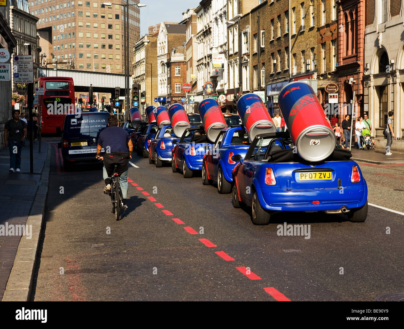 Red Bull pubblicità le vetture schierate su una strada di Londra. Foto Stock