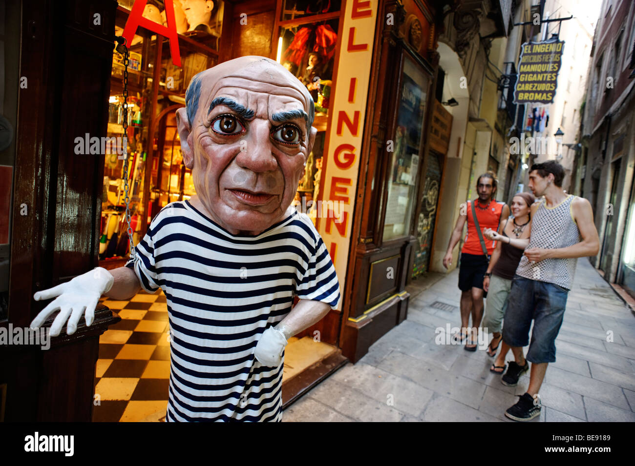 Pablo Picasso manichino esterno giocolieri store. Barri Gotic. Barcellona. Spagna Foto Stock