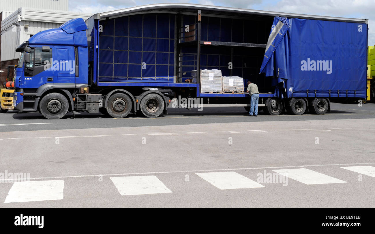 Aerodinamica ottimizzata double deck ad alta capacità cubica cutainsided rimorchio articolato con Iveco Stralis unità trascinamoduli. Foto Stock