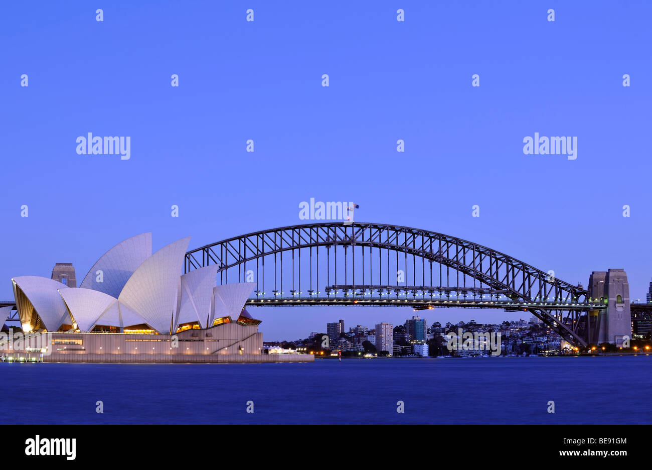 Sydney Opera House e il Sydney Harbour Bridge, Kirribilli, prima dell'alba, Sydney, Nuovo Galles del Sud, Australia Foto Stock