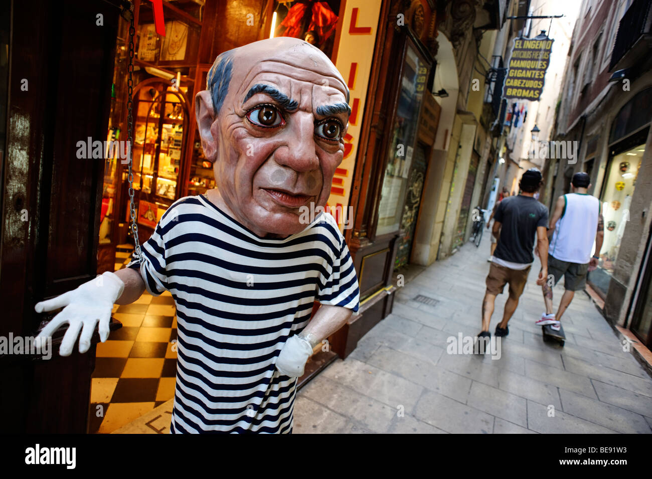 Pablo Picasso manichino esterno giocolieri store. Barri Gotic. Barcellona. Spagna Foto Stock