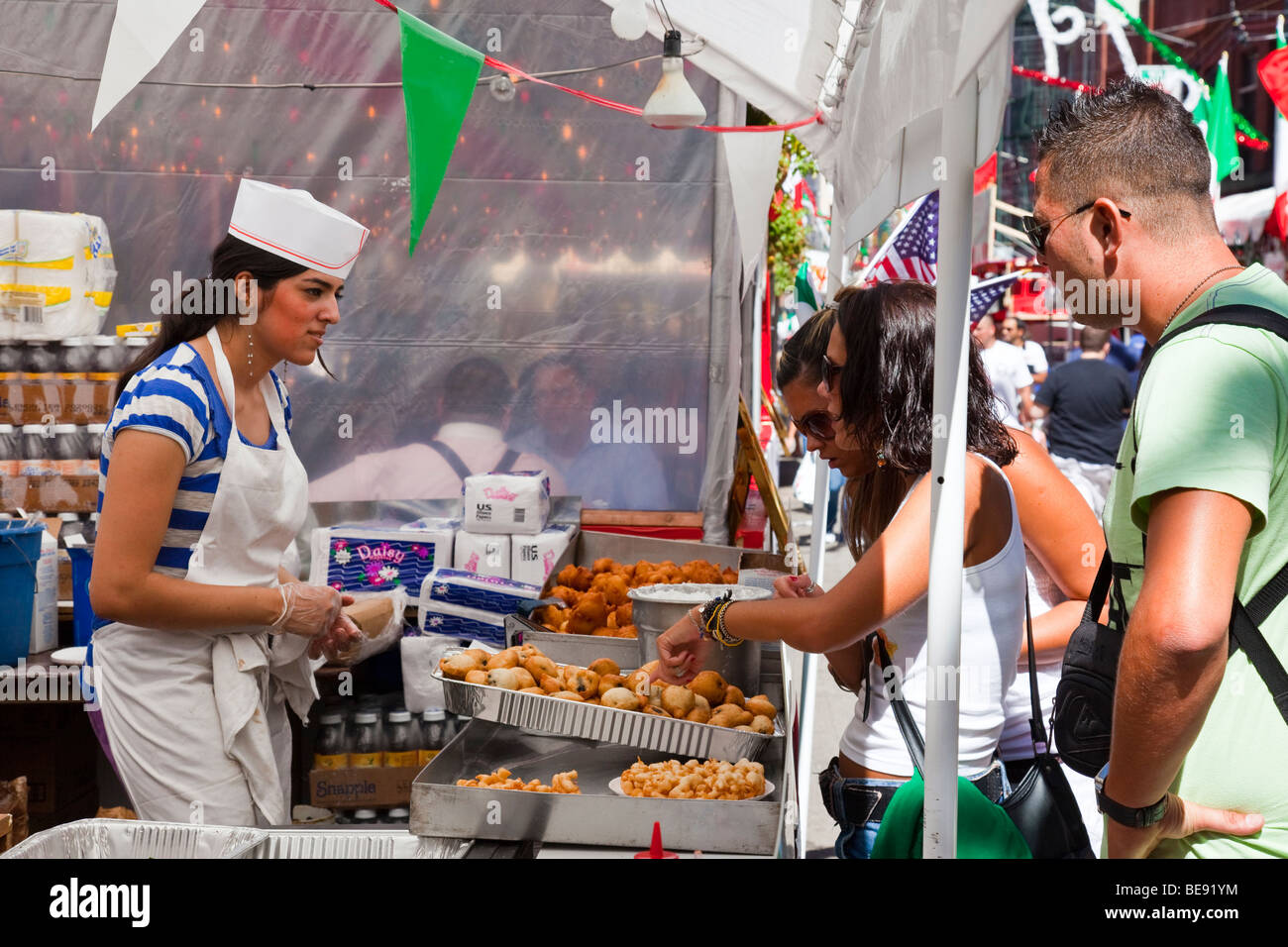Dolce fritto produttore presso festa di San Gennaro Festival di Little Italy a New York City Foto Stock