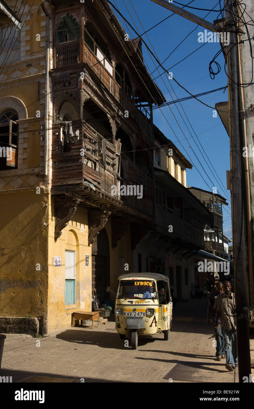 Tuk-tuk la guida nella città vecchia, Mombasa, in Kenya Foto Stock