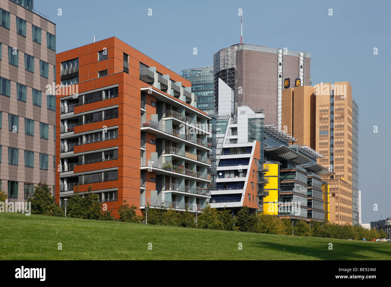 La Linkstrasse road a Potsdamer Platz con edifici di DaimlerChrysler, Berlino, Germania, Europa Foto Stock