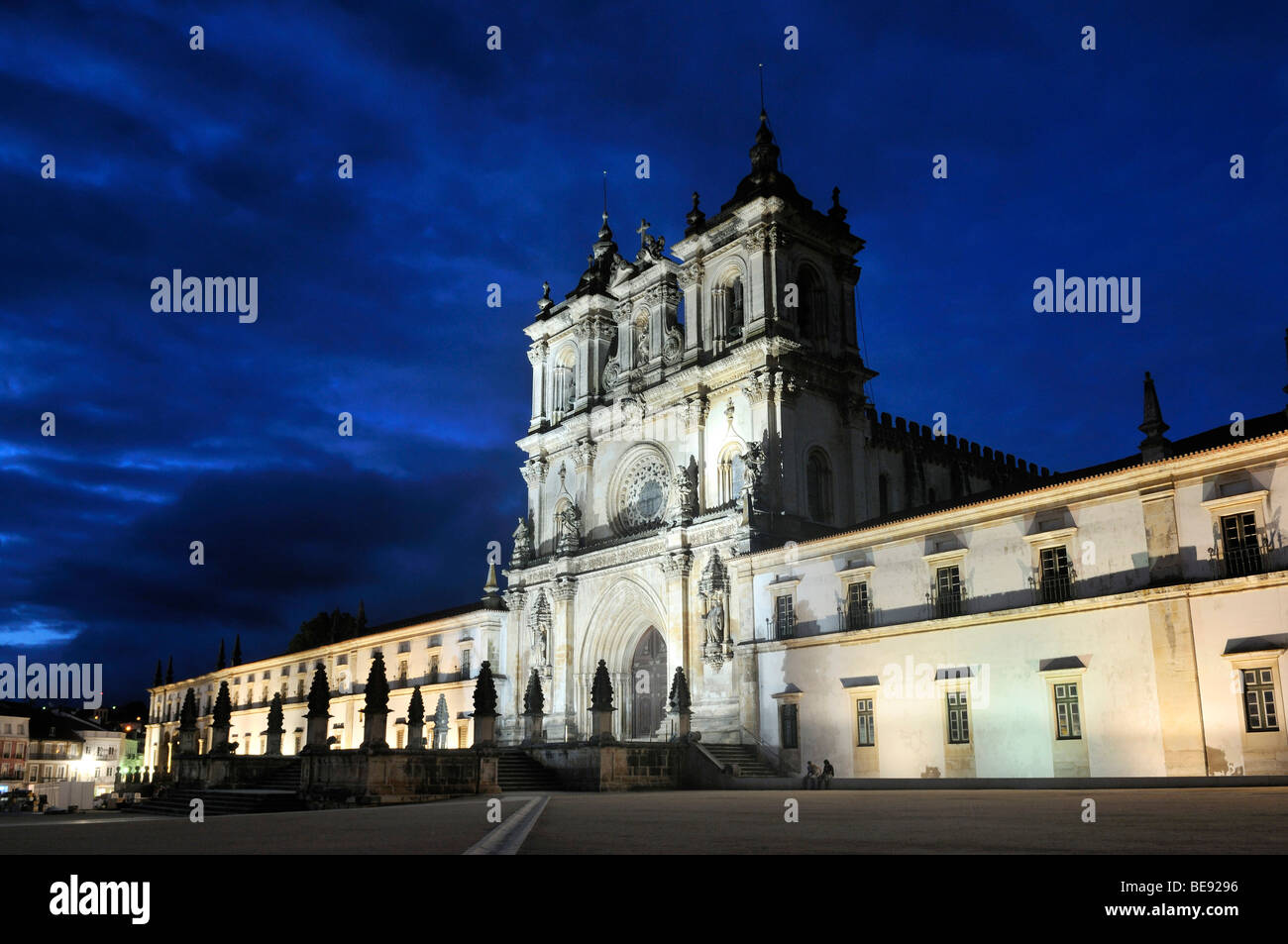 Il convento e la chiesa di Santa Maria in Alcoba , Mosteiro de Santa Maria de Alcobaça di notte, Sito Patrimonio Mondiale dell'UNESCO, Orde Foto Stock