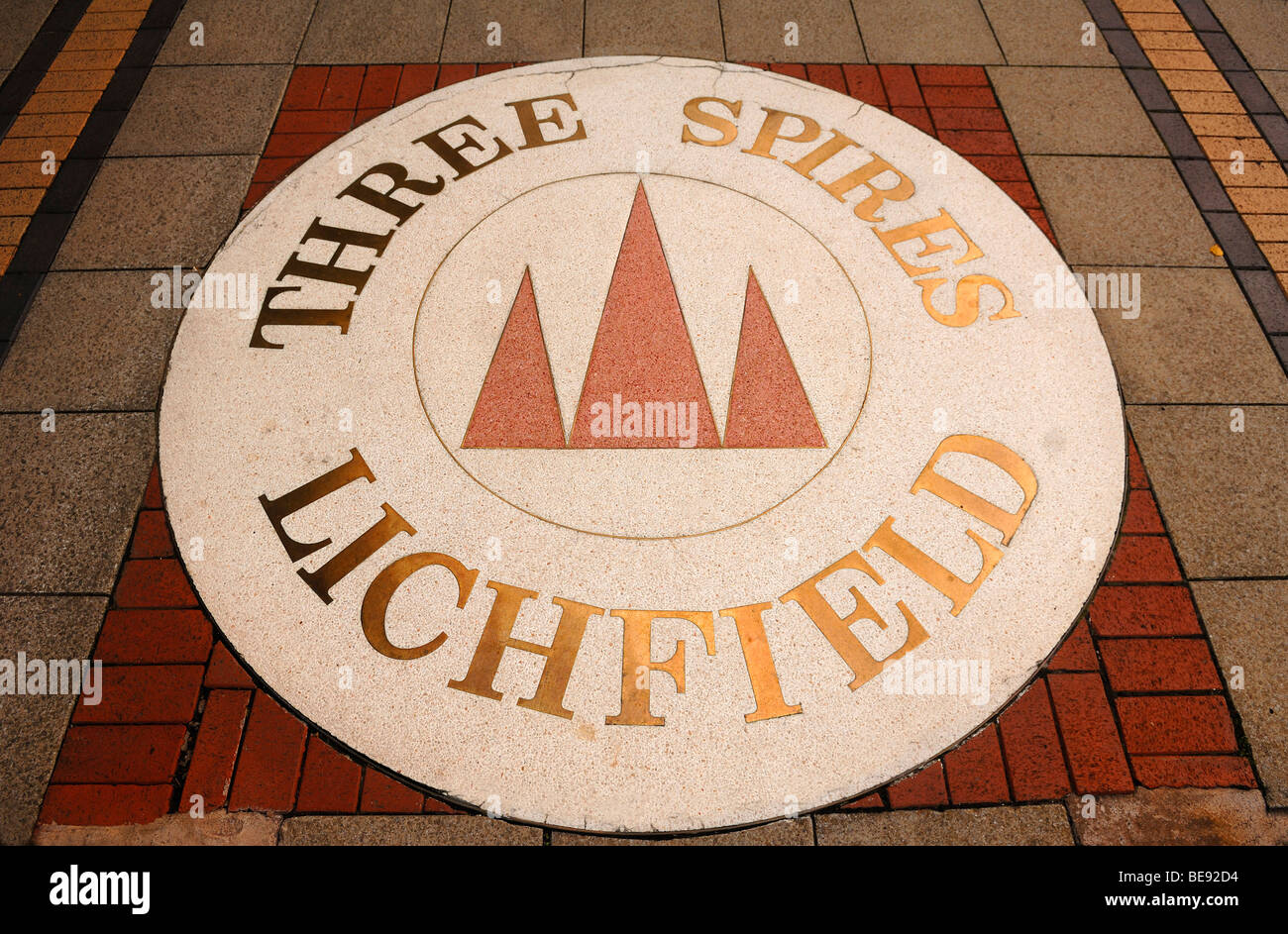 Grandi Lichfield logo sul terreno in zona pedonale, Fila Gresley, Staffordshire, Lichfield, England, Regno Unito, Europa Foto Stock