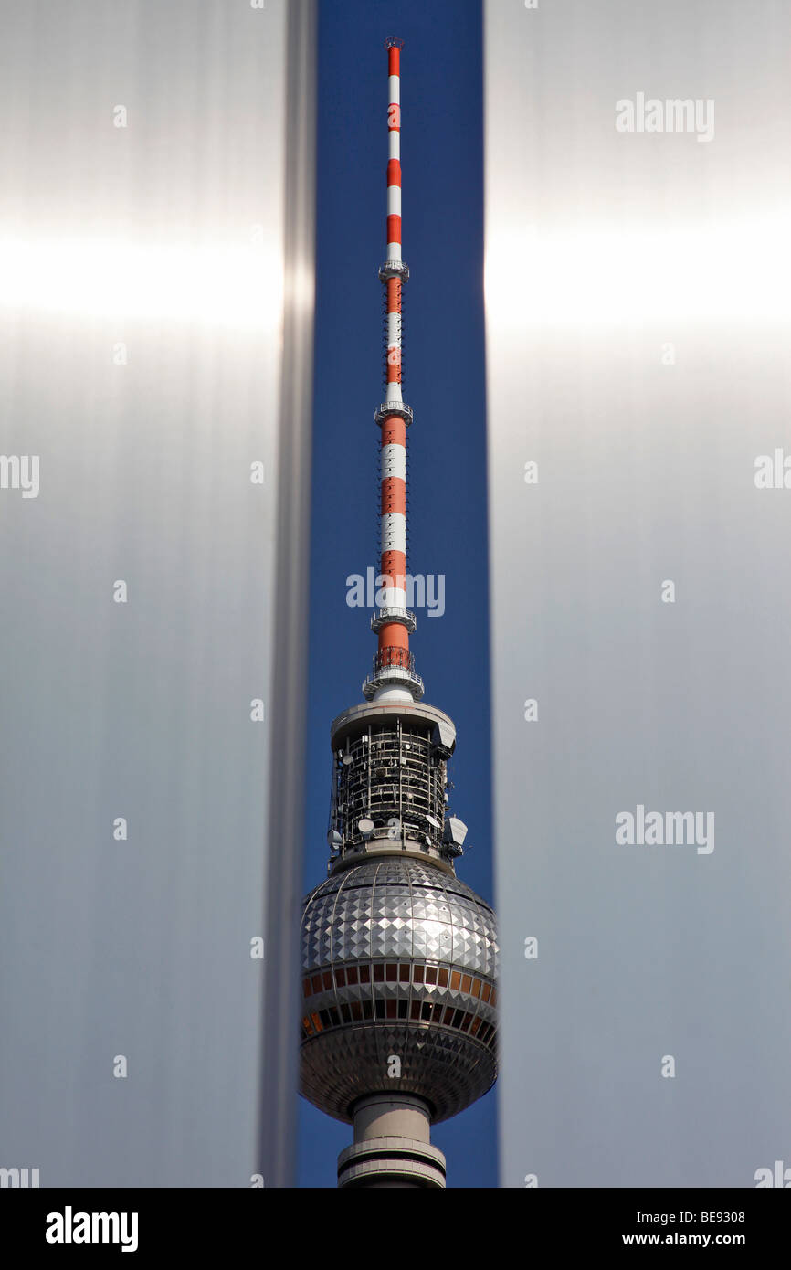 La torre della TV tra due pannelli informativi della Marx-Engels-Forum square, Berlino, Germania, Europa Foto Stock