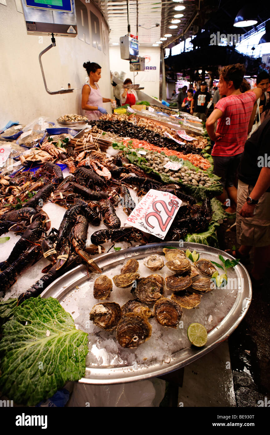 Mercanti di pesce in stallo. Mercat de Sant Josep, La Boqueria. Barcellona. Spagna Foto Stock