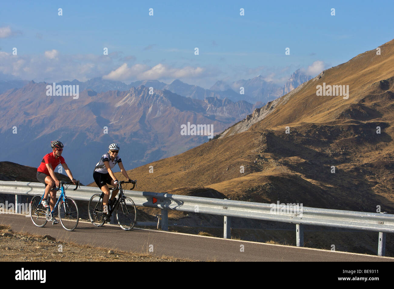 Noleggio racers presso il passo di Pennes road, Alto Adige, Italia, Europa Foto Stock