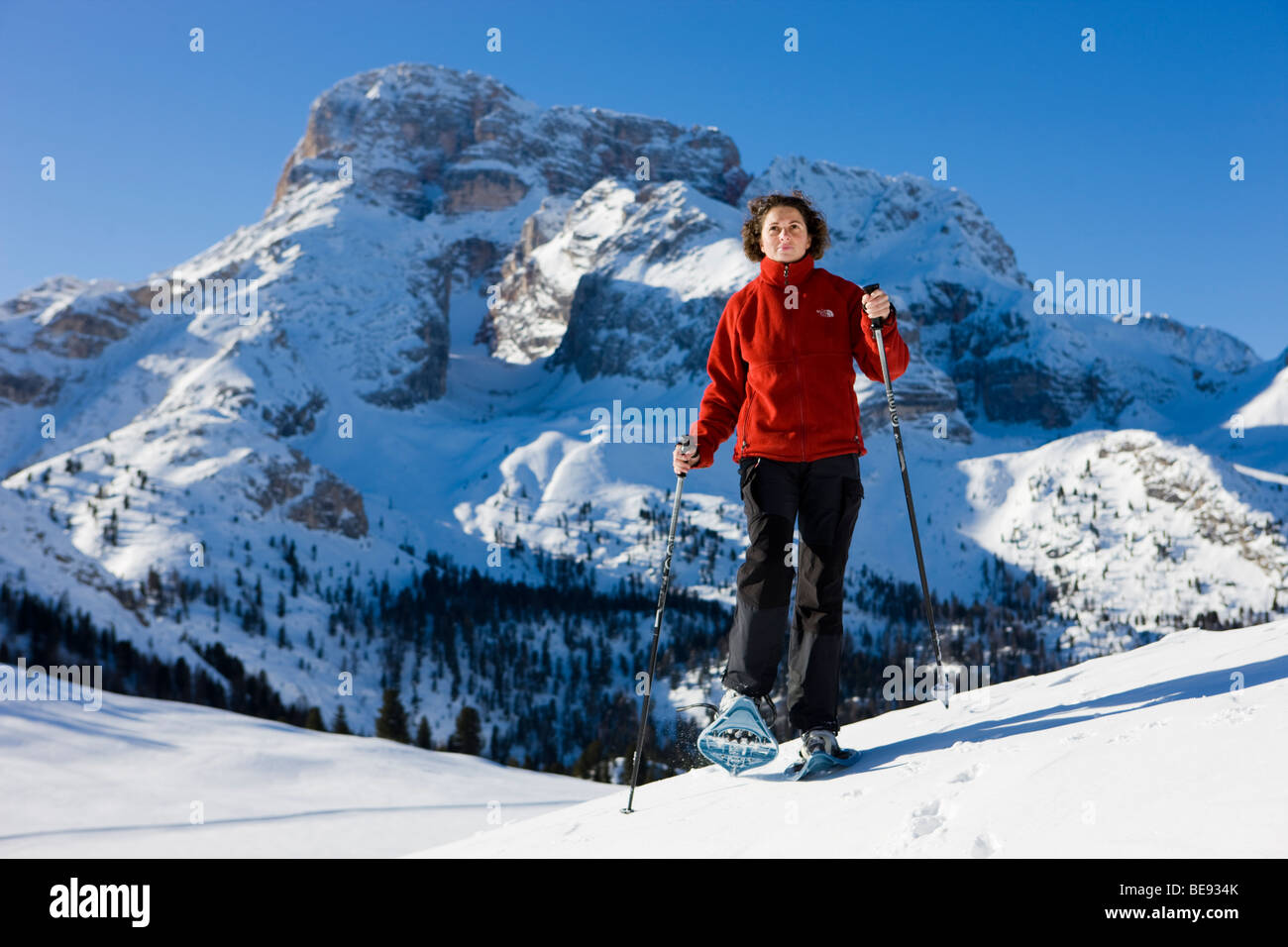 Donna con le racchette da neve, nel retro della Hohe Gaisl montagna, Plaetzwiese altopiano, Dolomiti, Alto Adige, Italia, Europa Foto Stock
