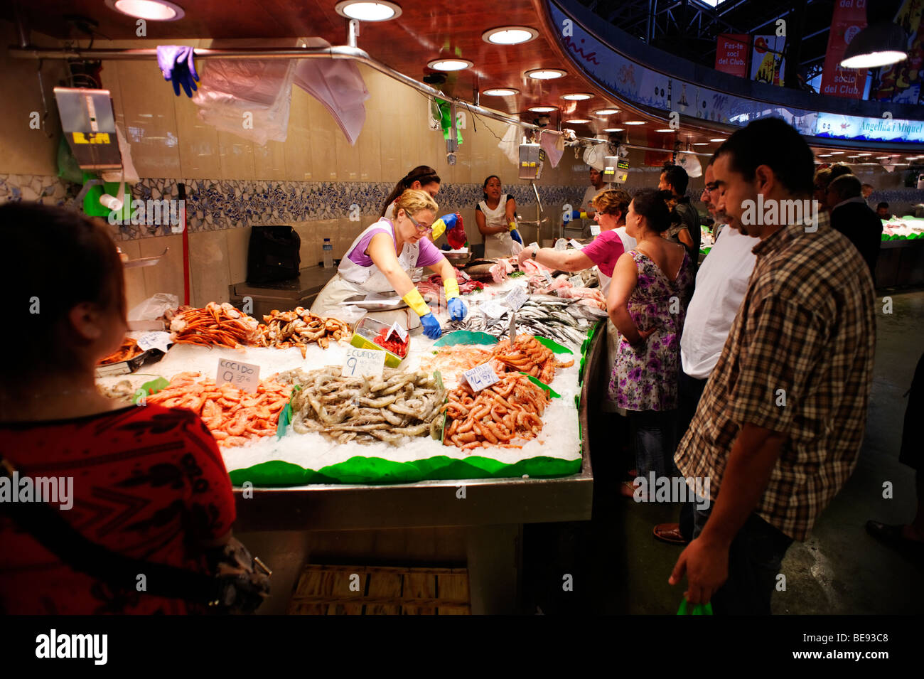 Mercanti di pesce in stallo. Mercat de Sant Josep, La Boqueria. Barcellona. Spagna Foto Stock