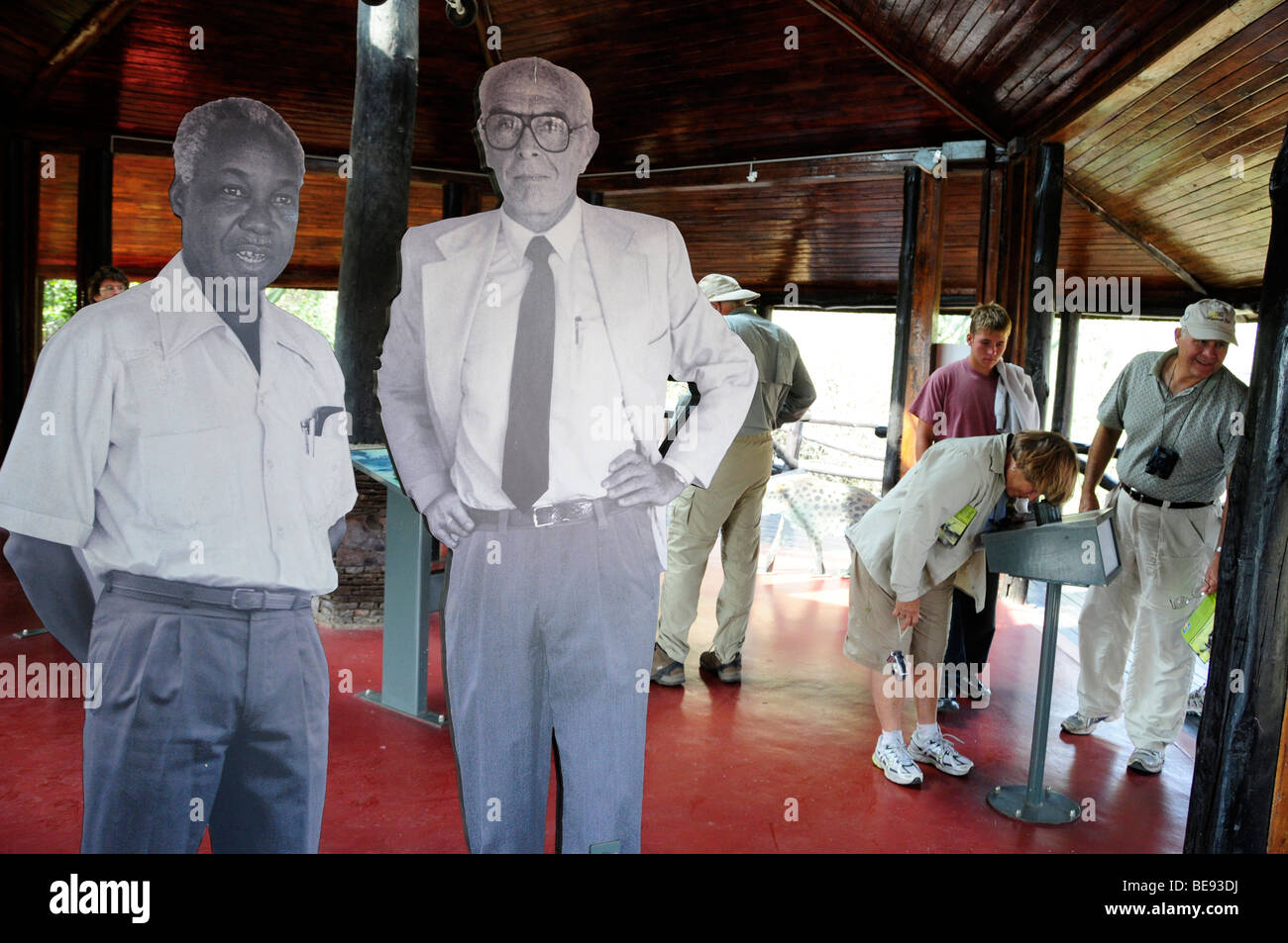 Taglio di cartone di Bernhard Grzimek con l'ex presidente tanzaniano Julius Nyerere nel centro visitatori di Seronera, Ser Foto Stock