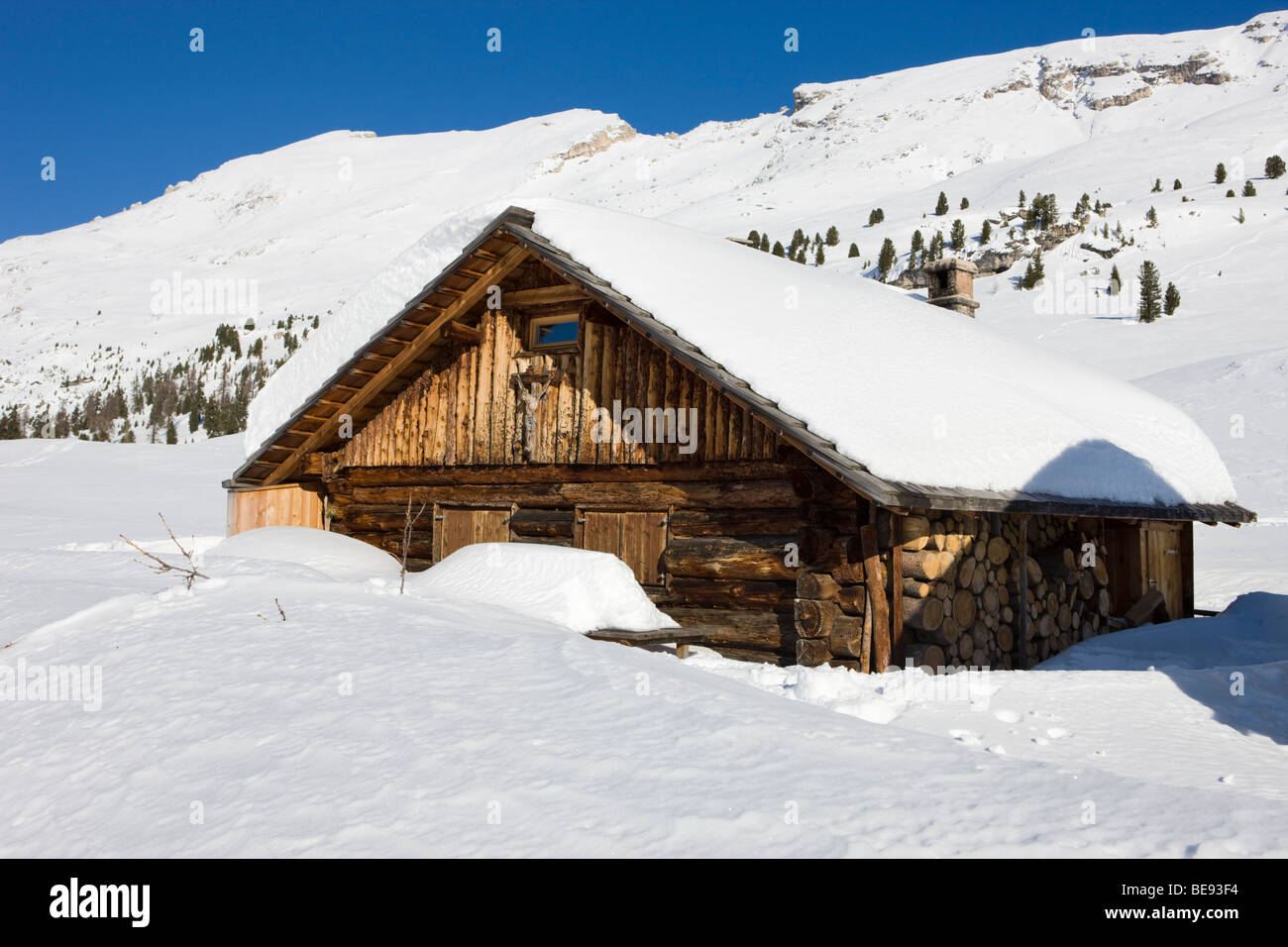Coperte di neve mountain lodge sulla Plaetzwiese altipiano, nel retro della montagna Duerrenstein, Dolomiti, Alto Adige, Ita Foto Stock