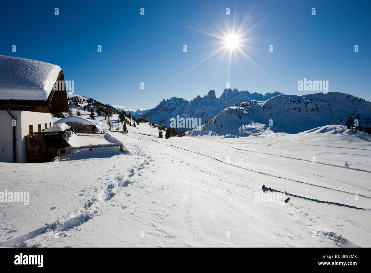 Coperte di neve mountain lodge sulla Plaetzwiese altipiano, vista verso il Monte Cristallo, Dolomiti, Alto Adige, Italia, Europa Foto Stock