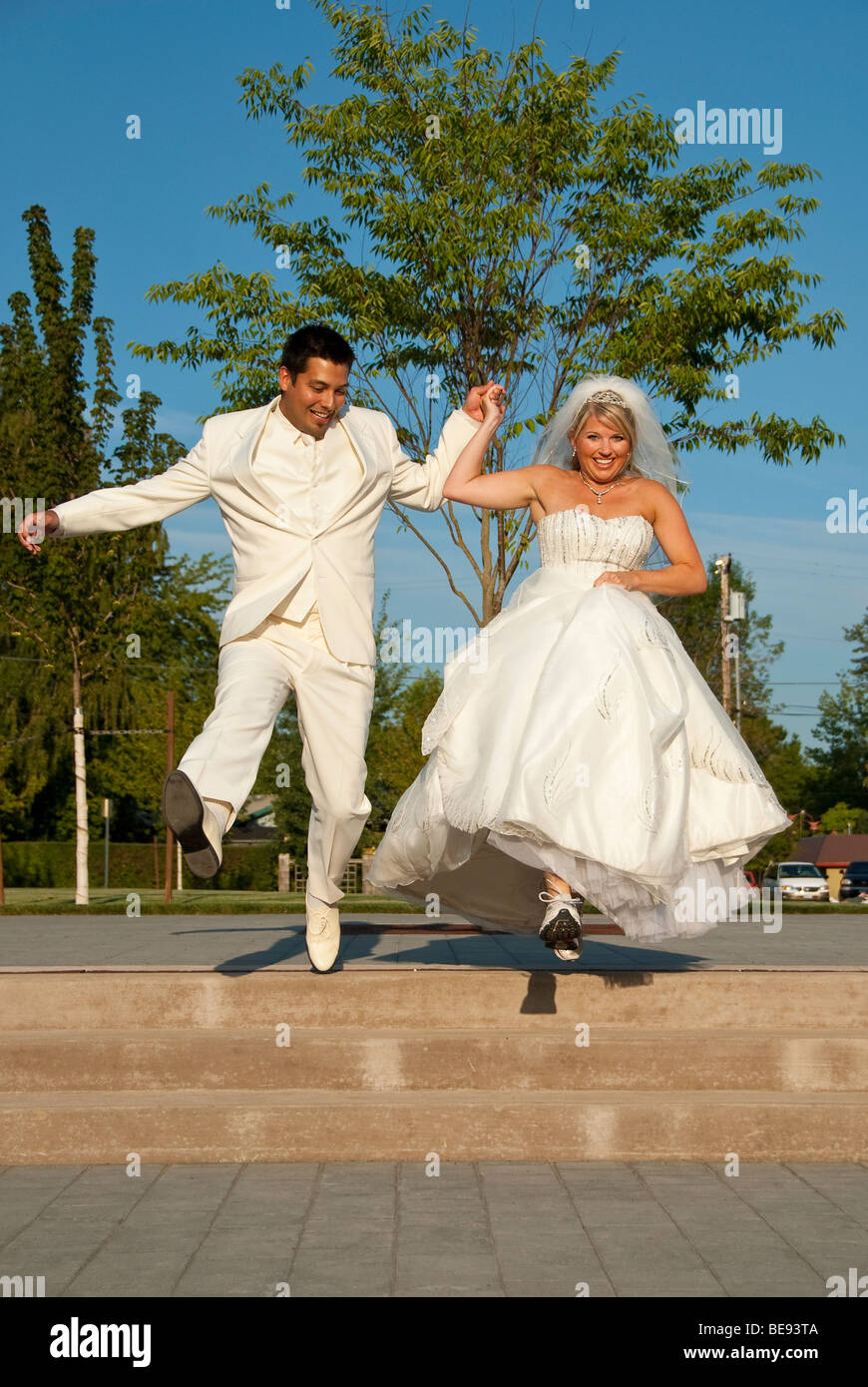 Un salto di fede nel matrimonio. Foto Stock